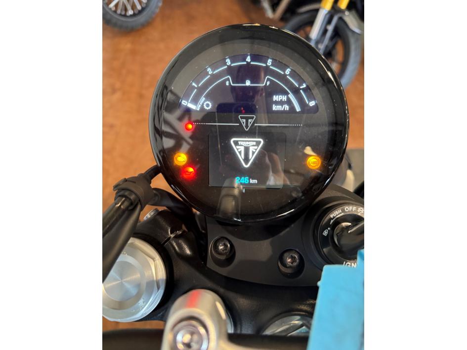 TRIUMPH SPEED TWIN 900