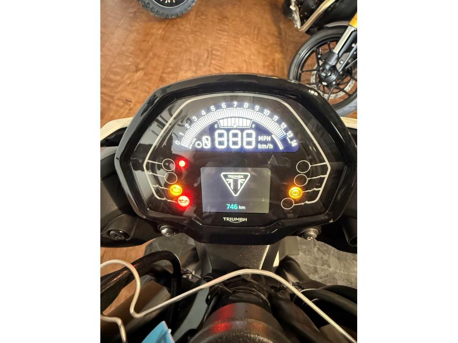 TRIUMPH STREET TRIPLE 765 R